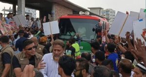 প্রধানমন্ত্রীর গাড়ি বহর থামিয়ে বিএনপি নেতার মুক্তির দাবি