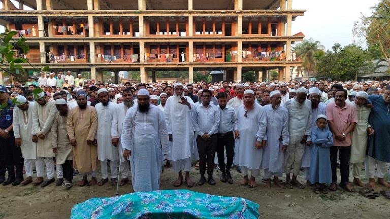 প্রিয় কর্মী হাফেজ মোহাম্মদ আলীর মৃত্যুতে কাদলেন ধর্ম মন্ত্রী, অংশ নিলেন জানাজা ও দাফনে