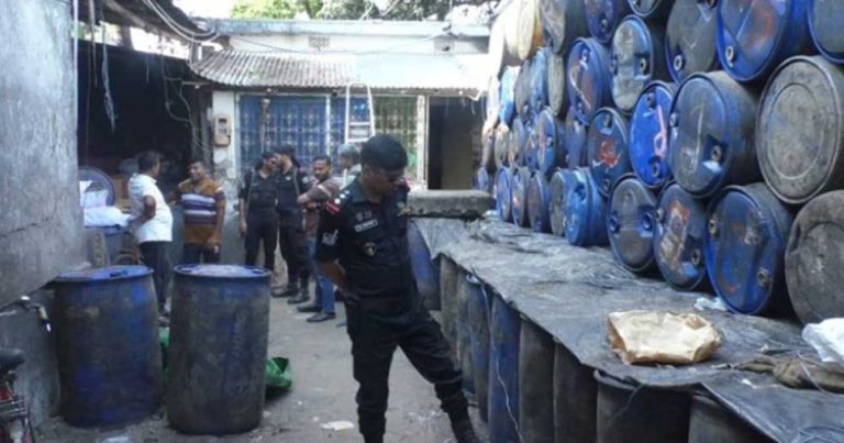 র‍্যাবের অভিযানে ধরা পড়ল বিপুল তেলের মজুদ