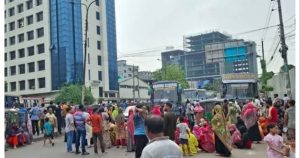 তেজগাঁওয়ে সড়ক অবরোধ করল পোশাক শ্রমিকরা