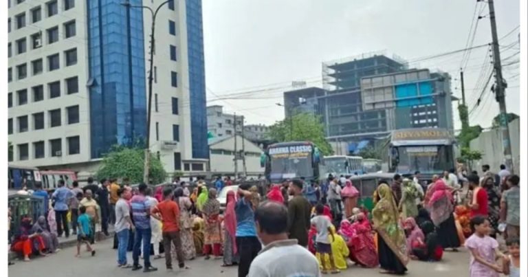 তেজগাঁওয়ে সড়ক অবরোধ করল পোশাক শ্রমিকরা