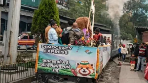 দার্জিলিংয়ে টয় ট্রেনের বিশেষ সংস্করণ ‘ডেমোক্রেসি এক্সপ্রেস’