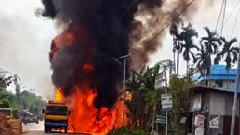 ফিলিং স্টেশনে তেলবাহী লরিতে আগুন, চালকের বুদ্ধিমত্তা ও সাহসিকতায় বড় ধরনের বিপর্যয় থেকে রক্ষা