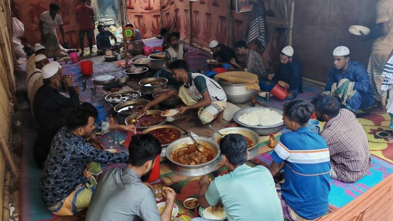 নবীর সুন্নত মেনেই দস্তরখান বিছিয়ে এই হোটেলে খাবার খান মুসল্লিরা