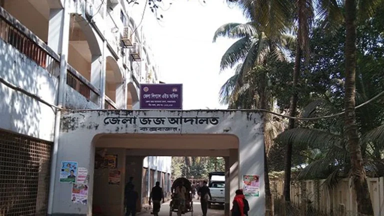 কক্সবাজার আদালত প্রাঙ্গনে বিএনপি নেতাকে লক্ষ্য করে হামলা, সহযোগী গুলিবিদ্ধ