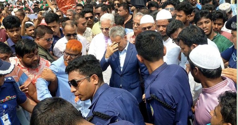 বিএনপি নেতাকর্মীদের বিক্ষোভে এক ঘণ্টা অবরুদ্ধ সেতুমন্ত্রী