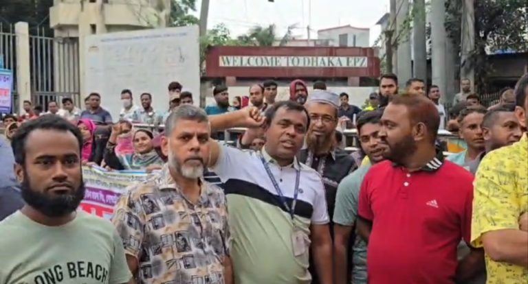 বকেয়া বেতন-ভাতার দাবিতে আশুলিয়ায় শ্রমিকদের মানববন্ধন