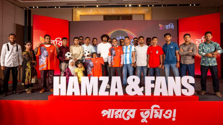 হামজা চৌধুরীর সঙ্গে সেলফি তুলে স্বপ্ন পূরণ করলেন ভাগ্যবান বিজয়ীরা