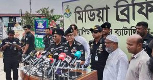 হাটে ক্যাশলেস লেনদেনে উৎসাহিত করলেন র‌্যাব ডিজি