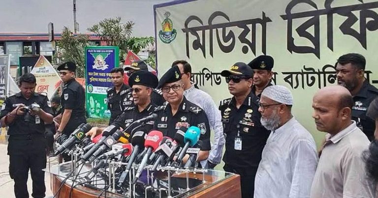 হাটে ক্যাশলেস লেনদেনে উৎসাহিত করলেন র‌্যাব ডিজি