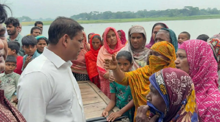 এলাকার সমস্যা শুনতে মানুষের দুয়ারে দুয়ারে এমপি আনিসুর রহমান