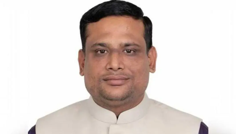 সুইজারল্যান্ড যাওয়ার পথে বিমানবন্দরে ইউপি চেয়ারম্যান‎ আটক