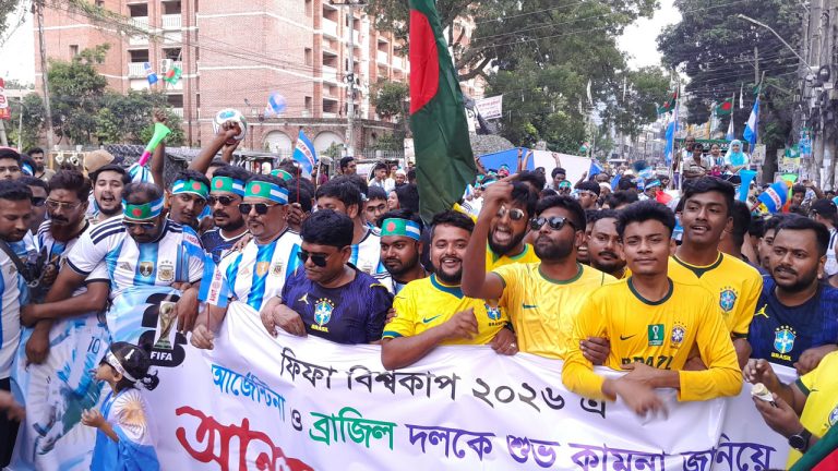 বগুড়ায় জোড়া ট্রফি নি‌য়ে আর্জেন্টিনা ও ব্রা‌জিল সমর্থকদের একসা‌থে আনন্দ র‌্যালী