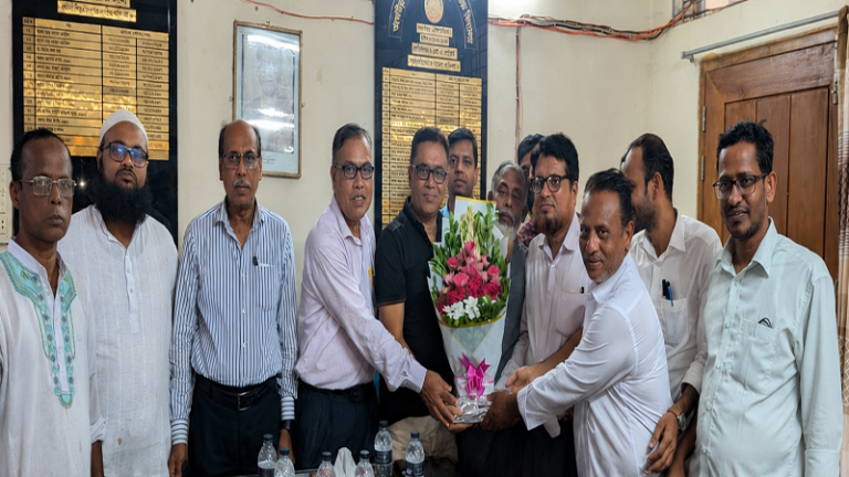 নাছরিন নবী পাইলট বালিকা উচ্চ বিদ্যালয়ের এডহক কমিটির সভাপতি শাহদাত হোসেন লিটনকে ফুলেল শুভেচ্ছা