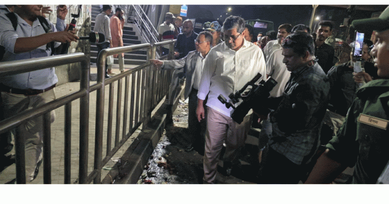 শাহবাগে এলজিআরডি প্রতিমন্ত্রীর ‘ক্লিন-আপ ড্রাইভ’, বর্জ্য ফেলায় ১০ ব্যবসায়ীকে জরিমানা