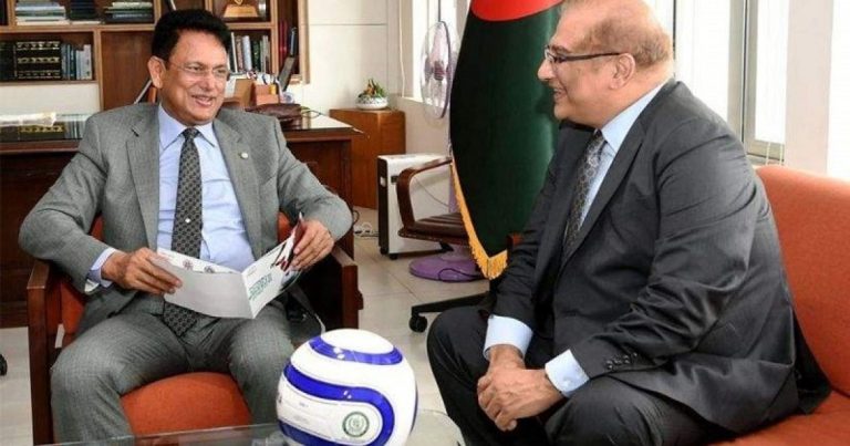 শিক্ষাপ্রতিষ্ঠানে বিতরণের জন্য ১০০০ ফুটবল দিল পাকিস্তান