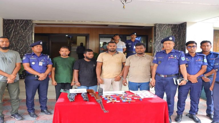 চার মামলার রহস্য উন্মোচন, অস্ত্র লুটকারী চক্রের ৪ সদস্য গ্রেপ্তার