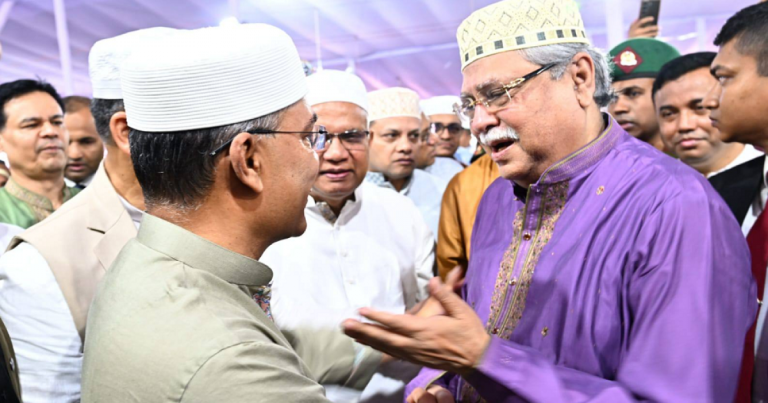ঈদের জামাত শেষে রাষ্ট্রপতি ও প্রধানমন্ত্রীর কুশল বিনিময়