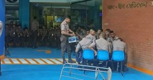 লাইসেন্স বাতিলের পর আদ-দ্বীনের সামনে পুলিশ মোতায়েন