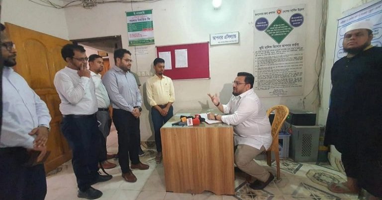 হঠাৎ ভূমি অফিসে প্রতিমন্ত্রী, পেলেন নানা অনিয়ম