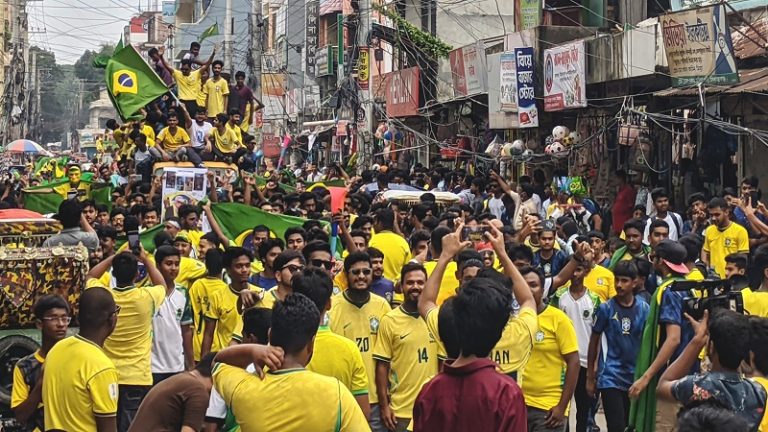 সিরাজগঞ্জে ব্রাজিল সমর্থকদের বর্ণাঢ্য আনন্দ শোভাযাত্রা