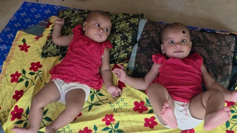 জমজ কন্যা সন্তান জন্ম দেওয়ায় স্ত্রীকে তালাক দিলেন স্বামী