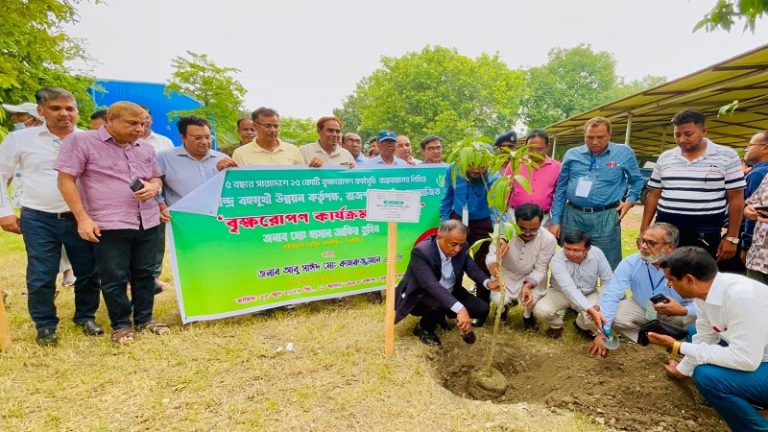 বরেন্দ্র বহুমুখী উন্নয়ন কর্তৃপক্ষের উদ্যোগে বৃক্ষরোপণ কার্যক্রমের উদ্বোধন