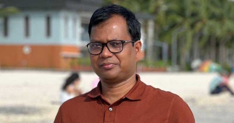 শাহজালালের মাজারে জেলা প্রশাসনের পাঁচ লাখ টাকা দিলেন ডিসি সারওয়ার