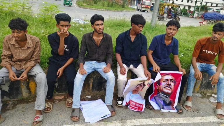 নারায়ণগঞ্জে মিছিলের প্রস্তুতির সময় নিষিদ্ধ সংগঠন ছাত্রলীগের ১২ কর্মী আটক