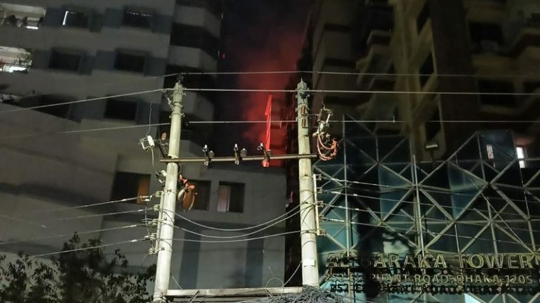 রাজধানীতে ১৪ তলা ভবনে আগুন, নিয়ন্ত্রণে ২ ইউনিট