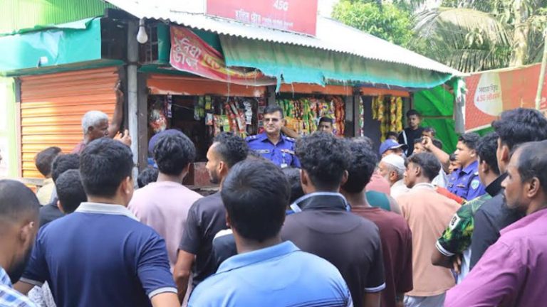 প্রকাশ্যে ধূমপানে নিষেধ করায় ছাত্রলীগ নেতার গুলিতে ছাত্রদল নেতাসহ আহত ৬