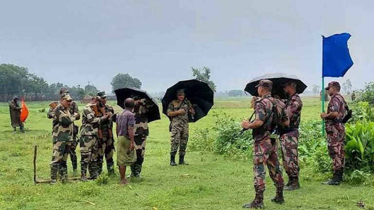 ‘আপনারা গুলি করলে আমরা কি বসে থাকব’, বিএসএফকে বিজিবি