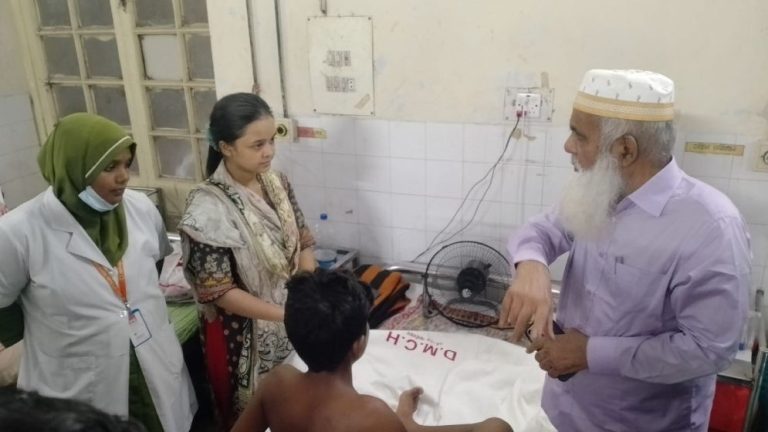 কুমিল্লায় গুলিবিদ্ধ স্কুলছাত্রকে দেখতে ঢামেকে এমপি মনিরুল