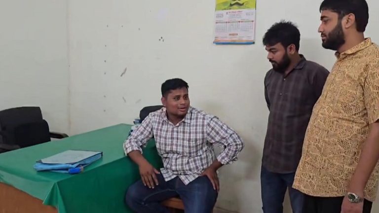 আকস্মিক হাসপাতাল পরিদর্শনে এমপি হাসনাত, অনুপস্থিত ৫ চিকিৎসককে শোকজ