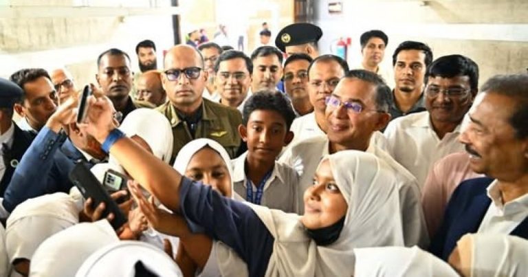 প্রধানমন্ত্রীর মধ্যাহ্নভোজে সংসদ অধিবেশন দেখতে আসা শিক্ষার্থীরা