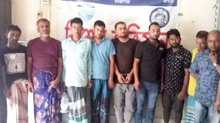 জুয়ার আসর থেকে ওয়ার্ড আওয়ামী লীগের সভাপতিসহ ৯ জন আটক