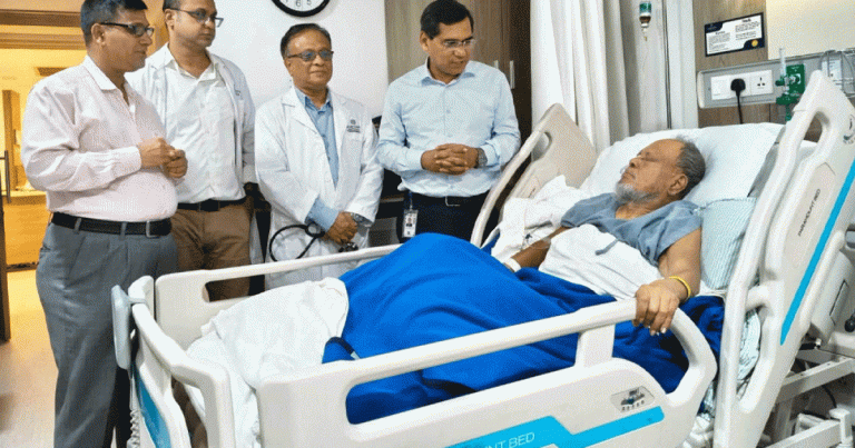 হাসপাতালে রফিকুল ইসলাম মিয়াকে দেখতে গেলেন ডা. আ ন ম মনোয়ারুল কাদির (বিটু)