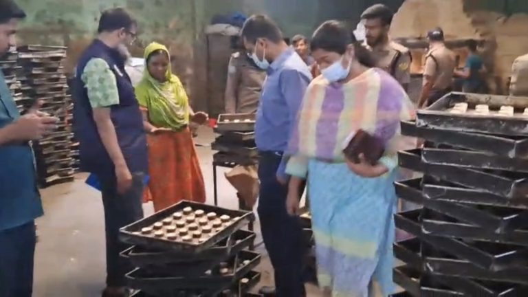 রাজশাহীর পবায় বিএসটিআই’র অনুমোদনহীন ২টি বেকারীকে জরিমানা