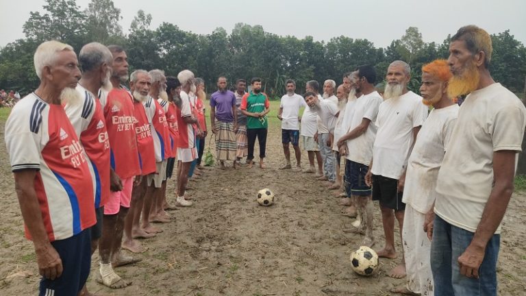 ষাট পেরিয়েও বলের পিছু ছোটা, এক বিকেলে শৈশবে ফিরলেন গ্রামের মুরুব্বিরা