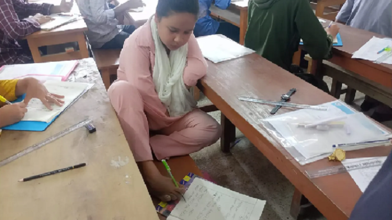 পা দিয়ে লিখে এইচএসসি দিচ্ছেন পলি রানী