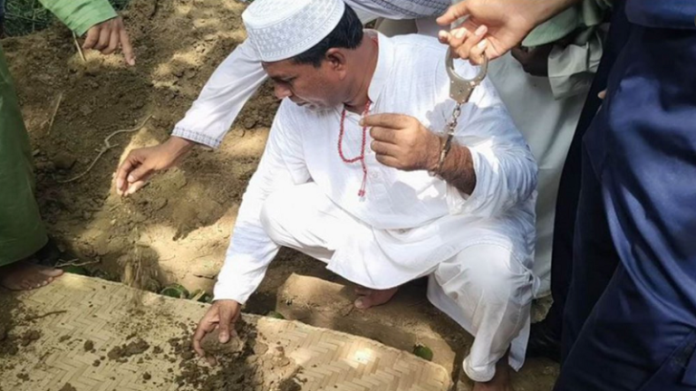 হাতকড়া নিয়ে মায়ের জানাজায় স্বেচ্ছাসেবক লীগ নেতা