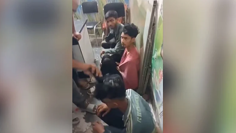 যুবদল নেতার কার্যালয়ে আটকে ৪ যুবককে নির্যাতন, ভিডিও ভাইরাল